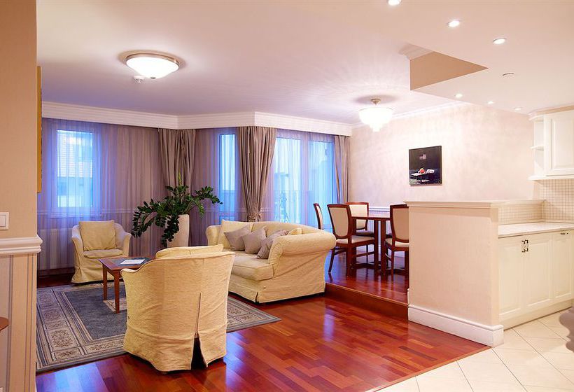 Queen's Court Hotel & Residence 12