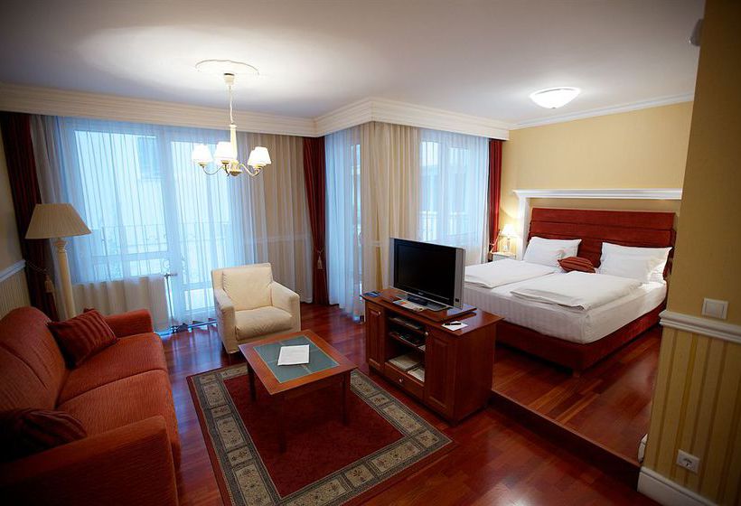 Queen's Court Hotel & Residence 13