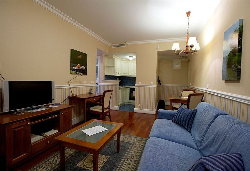 Queen's Court Hotel & Residence 14