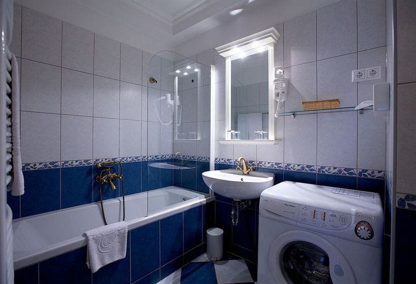 Queen's Court Hotel & Residence 15