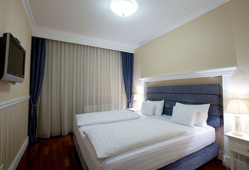 Queen's Court Hotel & Residence 16