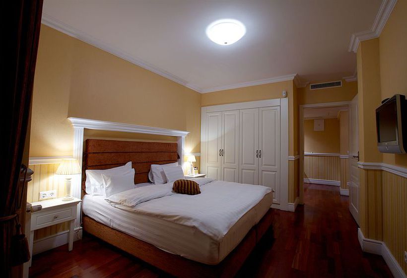 Queen's Court Hotel & Residence 17