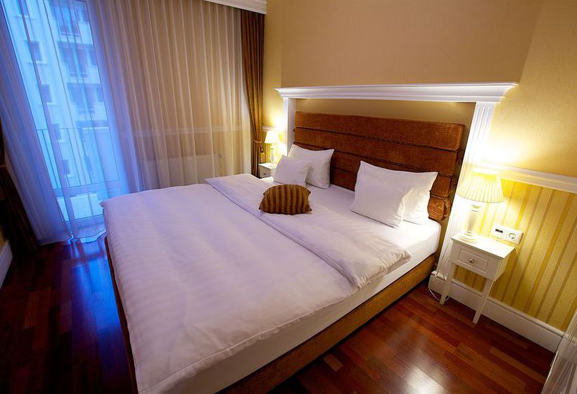 Queen's Court Hotel & Residence 18