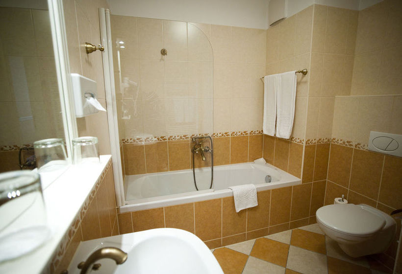 Queen's Court Hotel & Residence 19