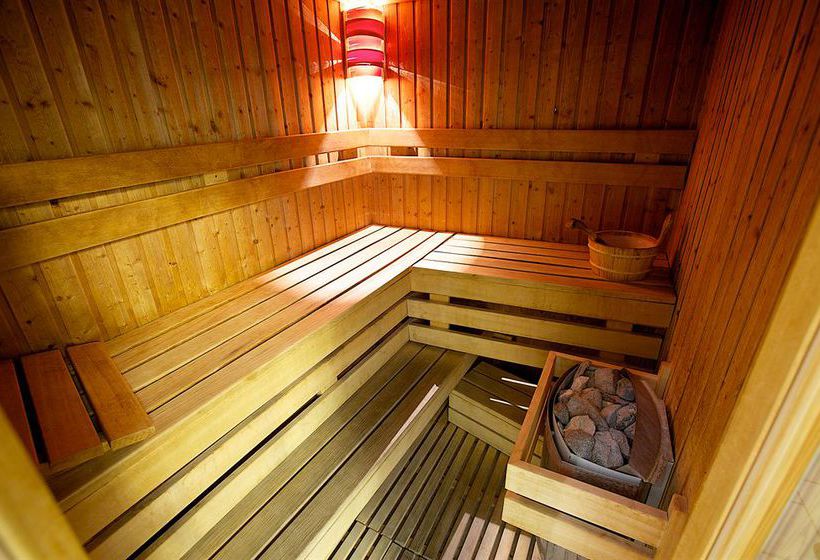 Queen's Court Hotel & Residence 2