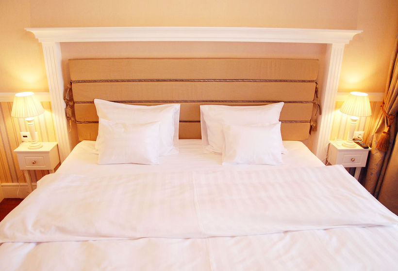 Queen's Court Hotel & Residence 20