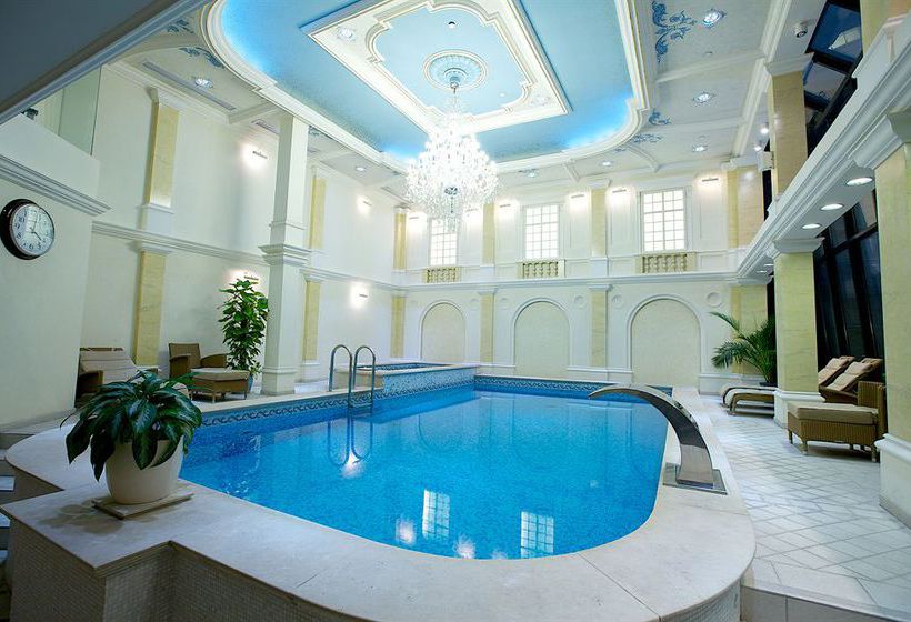 Queen's Court Hotel & Residence 3