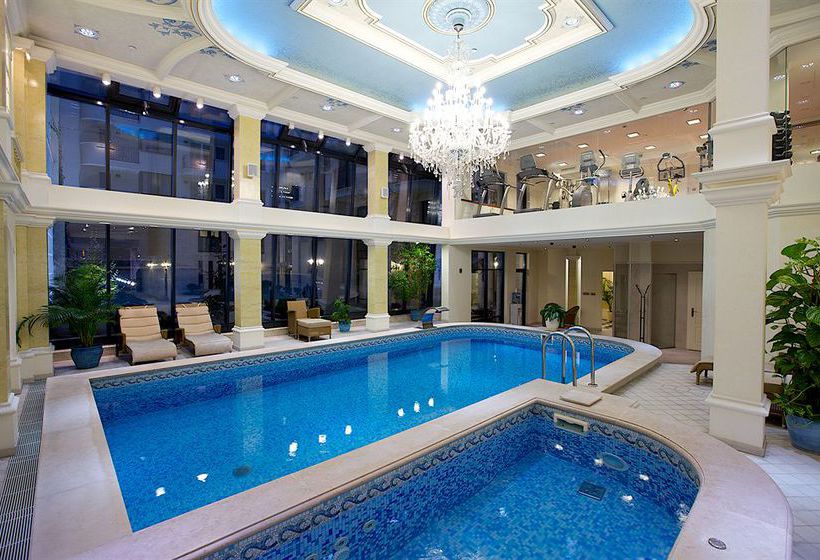 Queen's Court Hotel & Residence 4