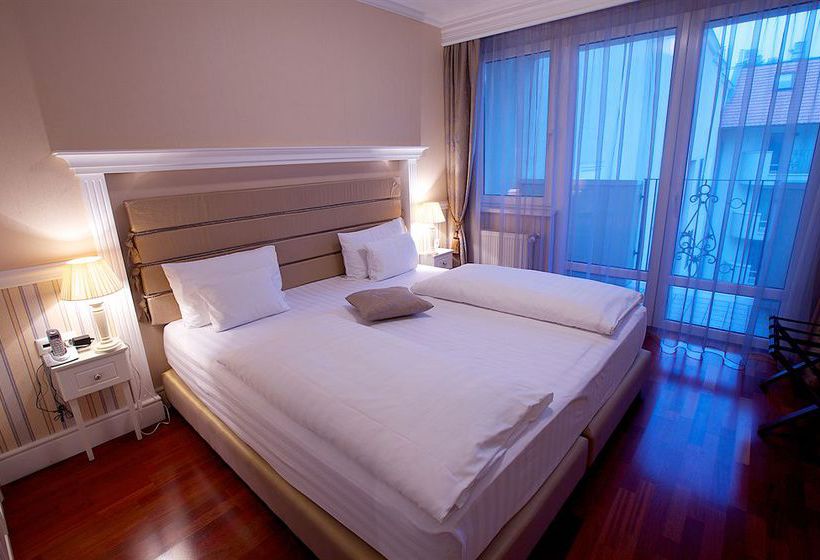 Queen's Court Hotel & Residence 5