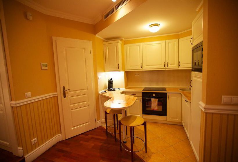 Queen's Court Hotel & Residence 6