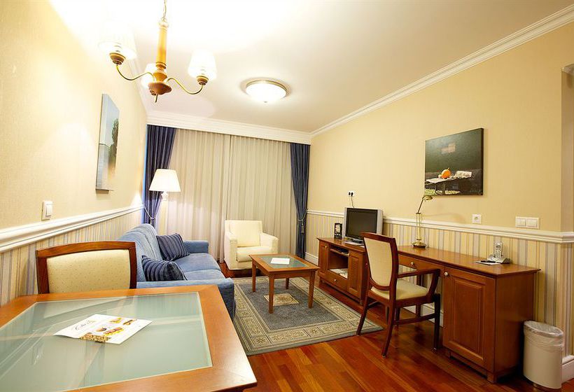 Queen's Court Hotel & Residence 7