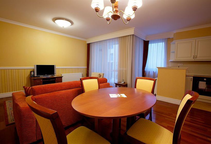 Queen's Court Hotel & Residence 8