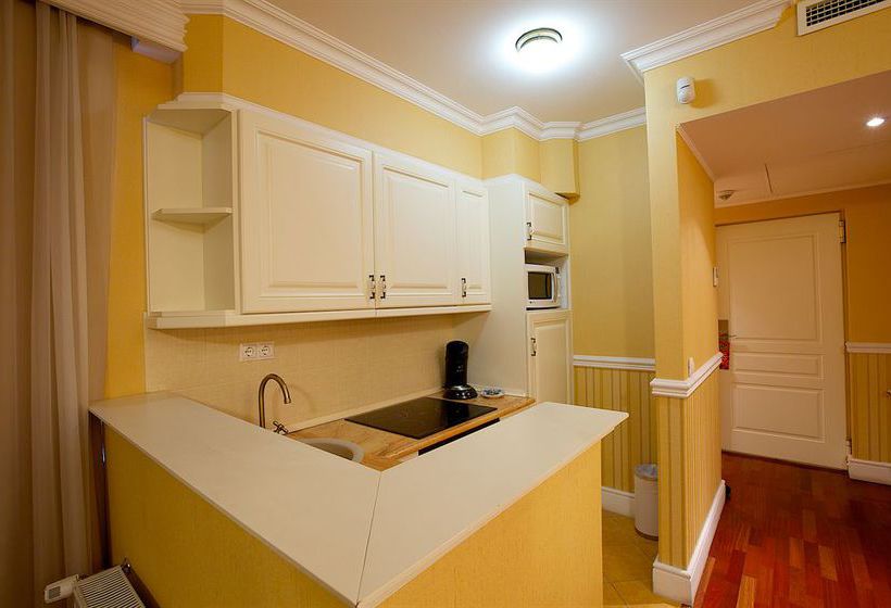 Queen's Court Hotel & Residence 9