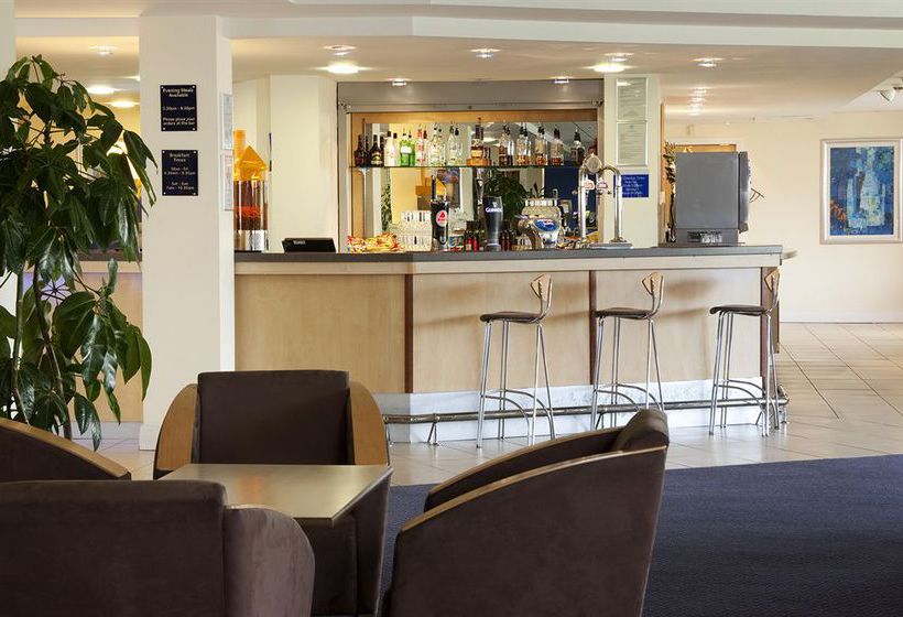 Hotel Holiday Inn Express Cardiff Airport 1