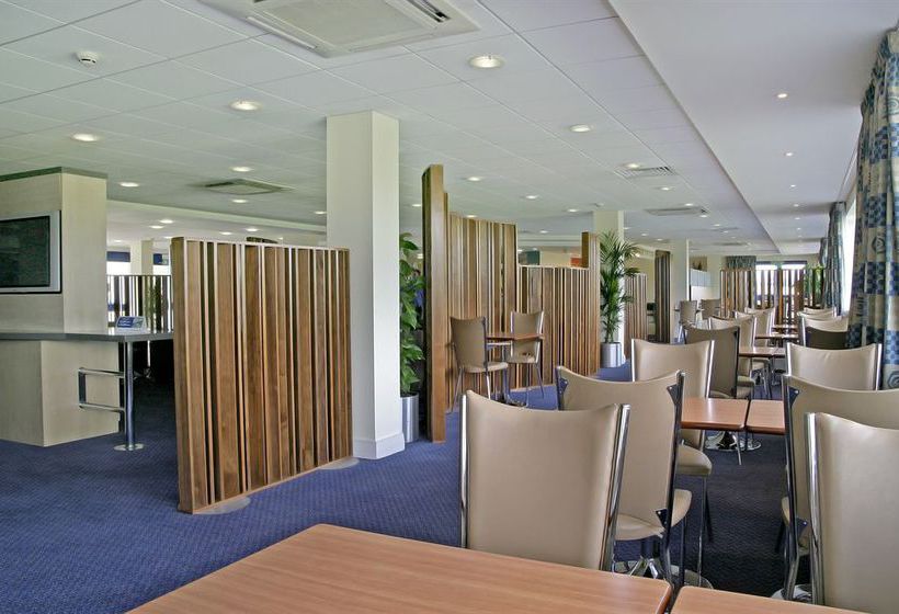 Hotel Holiday Inn Express Cardiff Airport 8