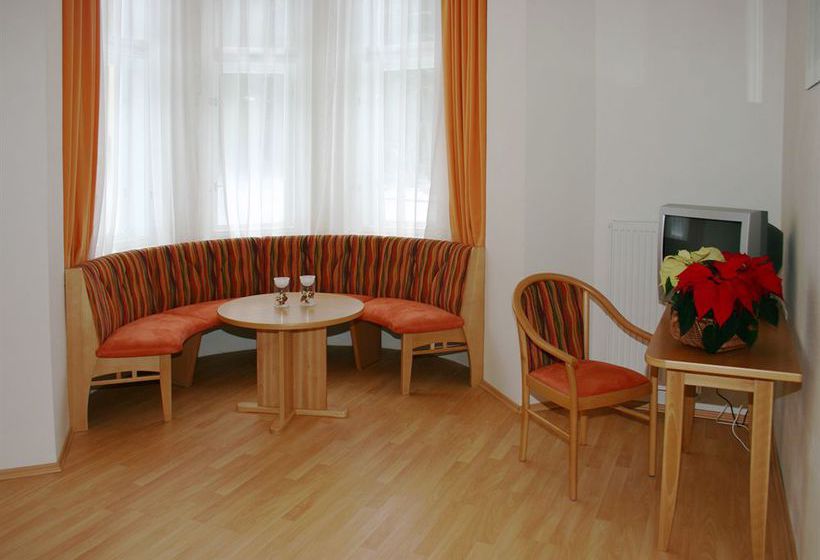 Hotel Zamecek Kaplice 12