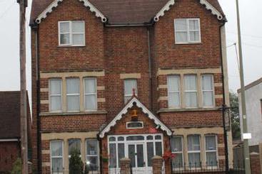 Bed and Breakfast All Seasons Guest House