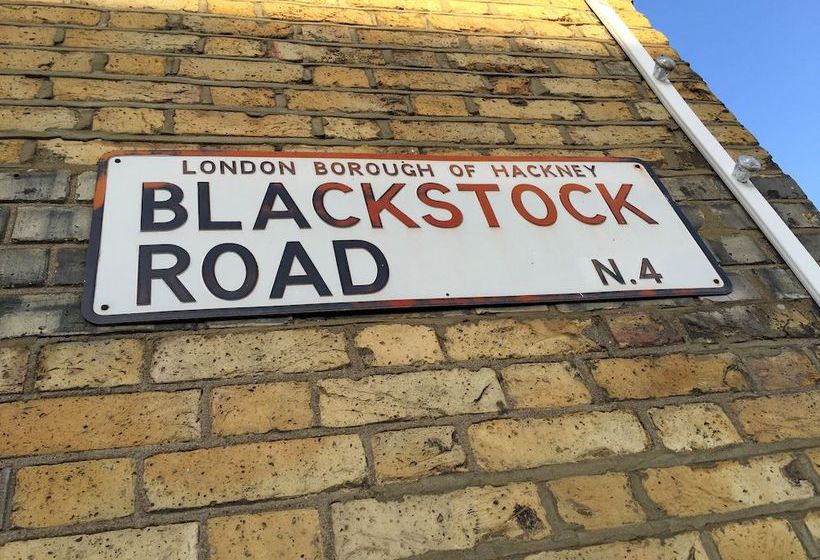 Arsenal Tavern Hostel 11