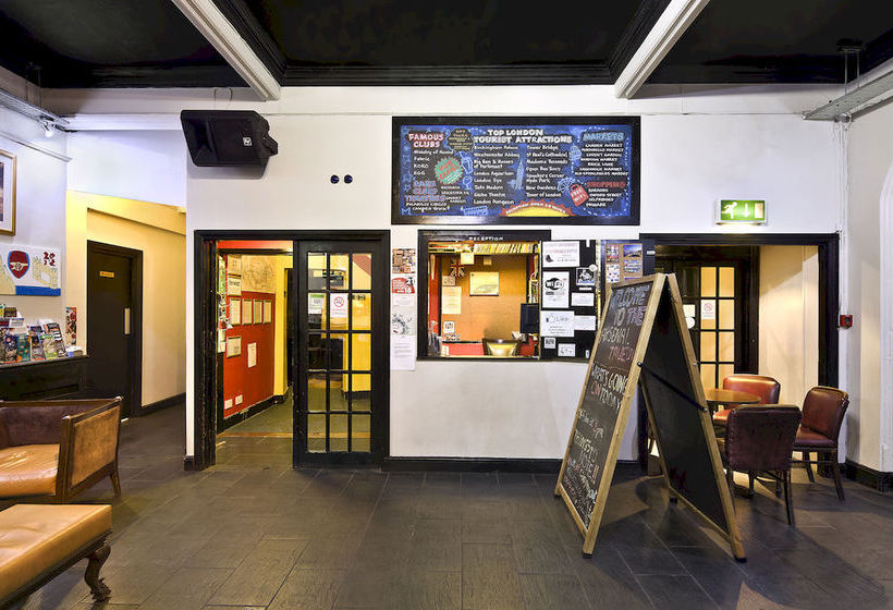 Arsenal Tavern Hostel 12