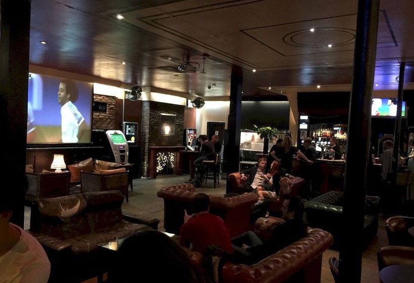 Arsenal Tavern Hostel 4