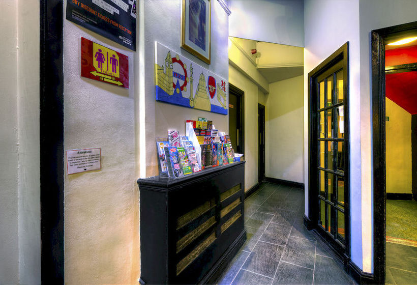 Arsenal Tavern Hostel 9