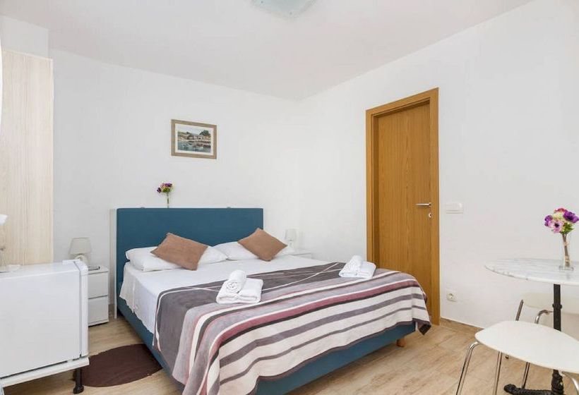 Herberge Peruzovic Rooms & Apartments