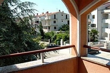 Apartments Zdjelar 10