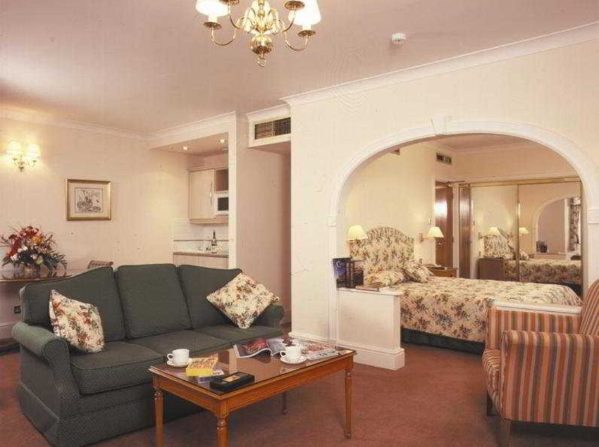 Walton Cottage Hotel And Suites