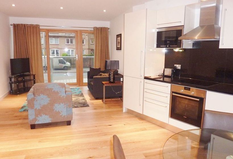 SACO Aparthotel Farnborough 5