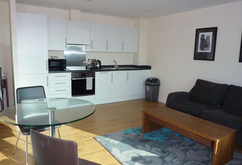 SACO Aparthotel Farnborough 6