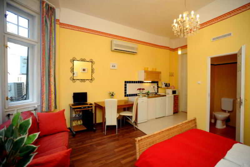 Club Apartments & Rooms 11