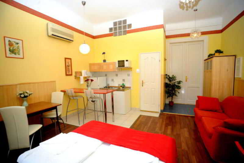 Club Apartments & Rooms 18