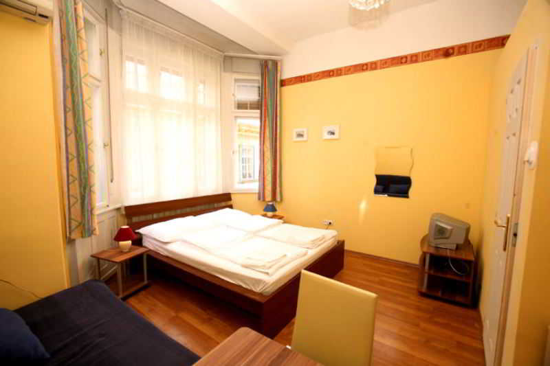 Club Apartments & Rooms 9
