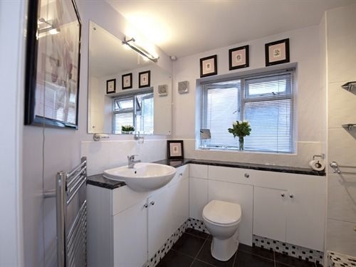 Bed and Breakfast Ayuda House