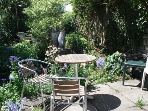 The Bench Mark B&b 6