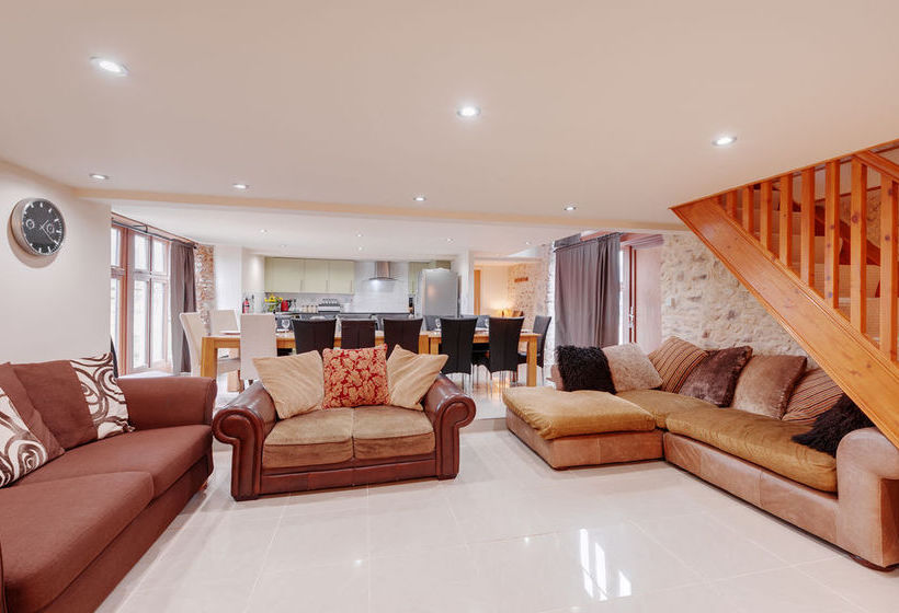 Cranberries Luxury Hideaway 11