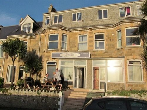 Breakers Lodge  Hostel