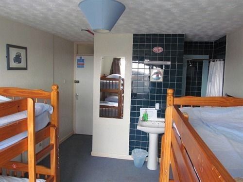 Breakers Lodge Hostel 6