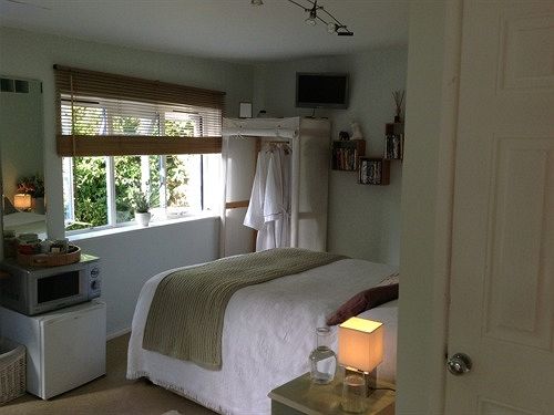 Overglen Court Bed & Breakfast 1