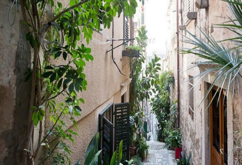 Apartments Old Town Economy