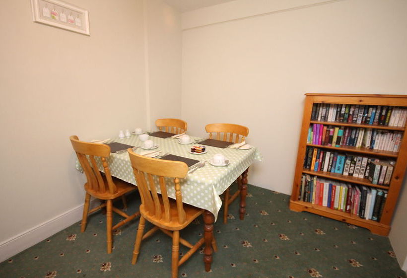 Pension Inglestone House