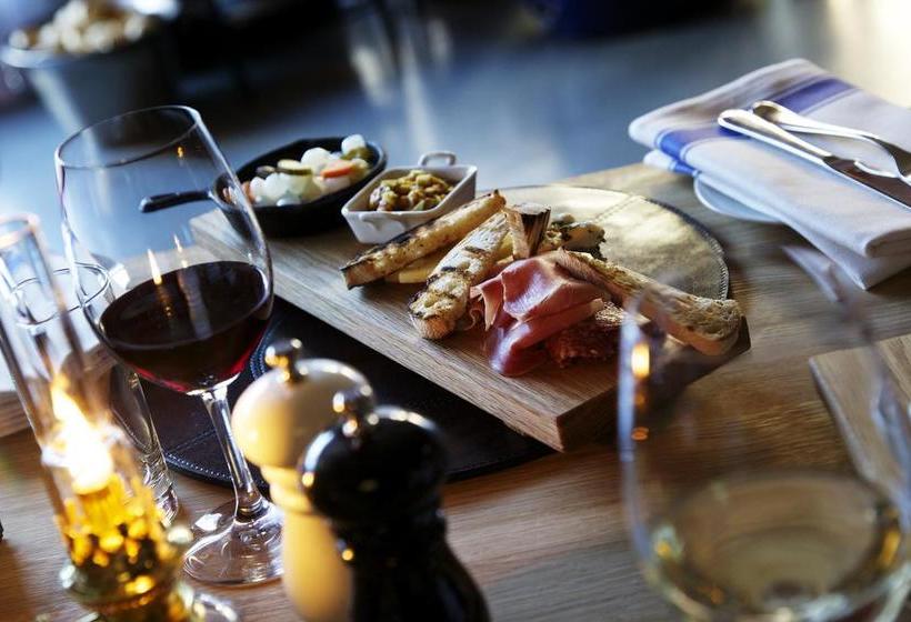 Clarion Hotel Helsinki Airport 13