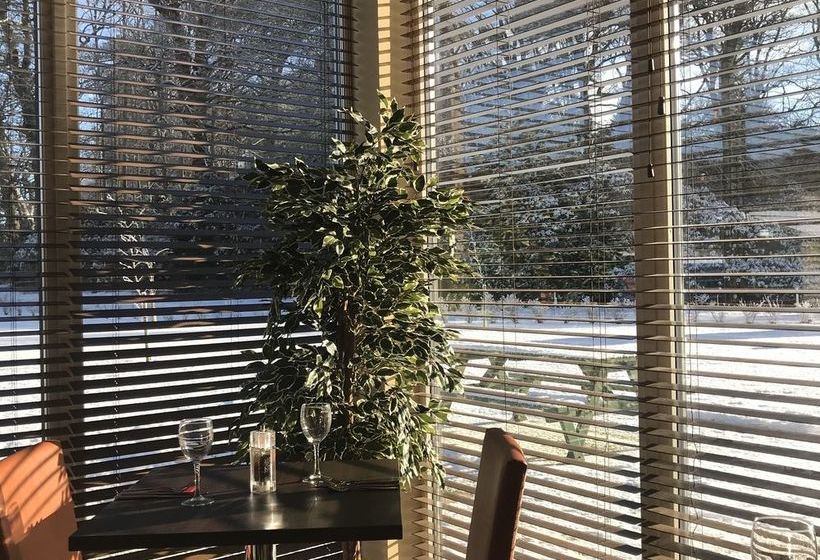 Hotel The Lodge At Perth Racecourse 10