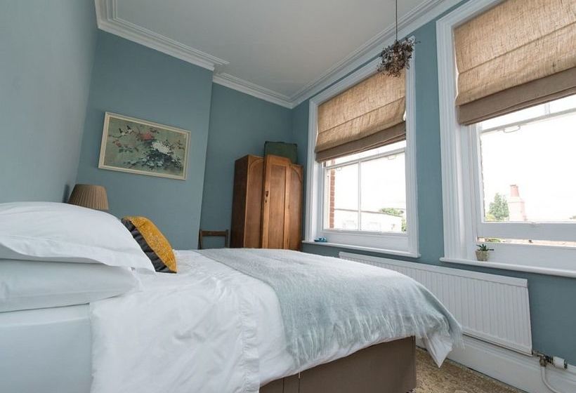 Hostal The Tramway 9