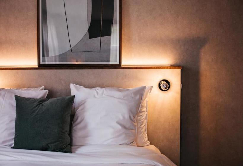 Monsieur Maurice Bar & Hotel