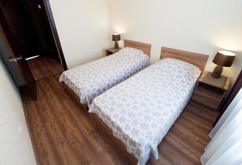 Hotel Oktyabrskaya 18