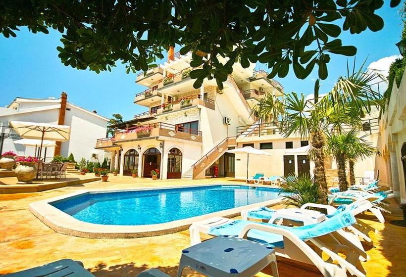 Small Hotel Kleopatra