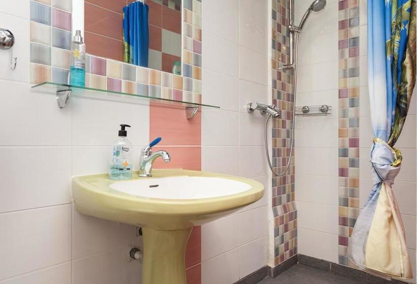 Roundabout Hostel 12