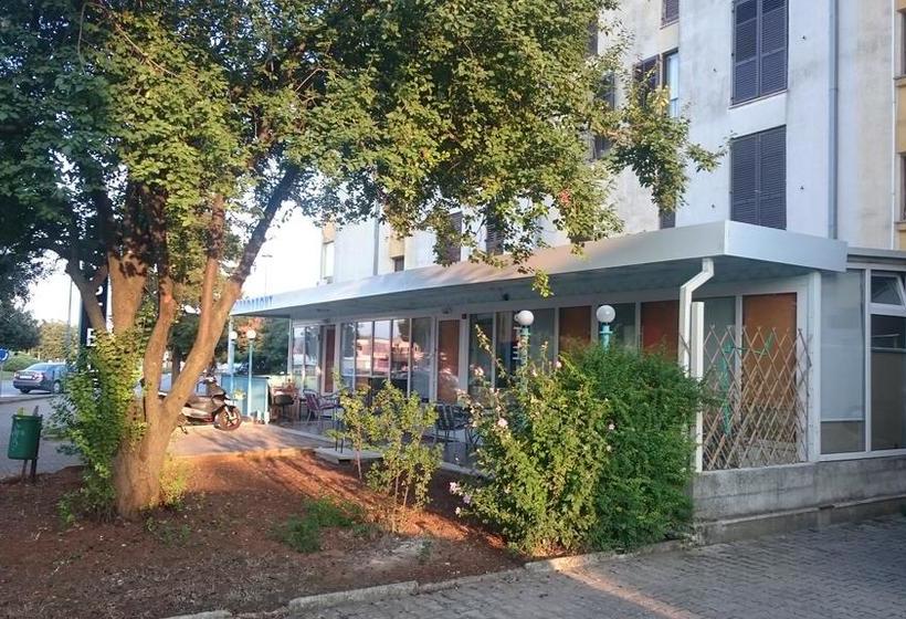 Roundabout Hostel 15