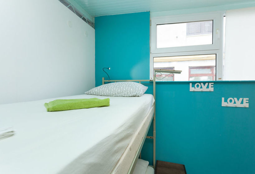 Roundabout Hostel 19